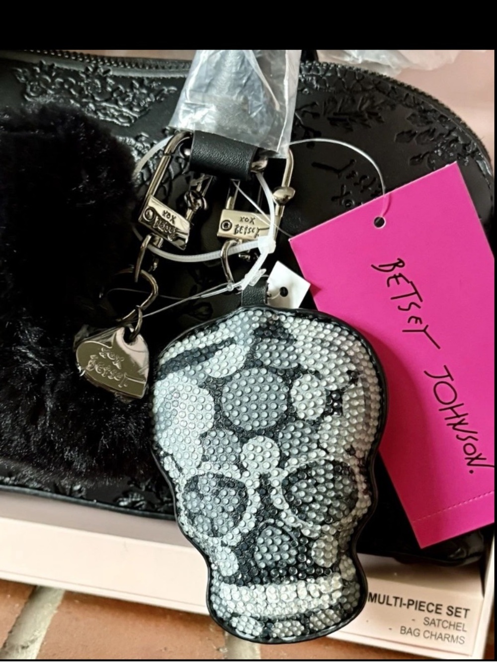NWT Betsey Johnson Black Crossbody Satchel Heart Skull Charm Original Box - Picture 5 of 9